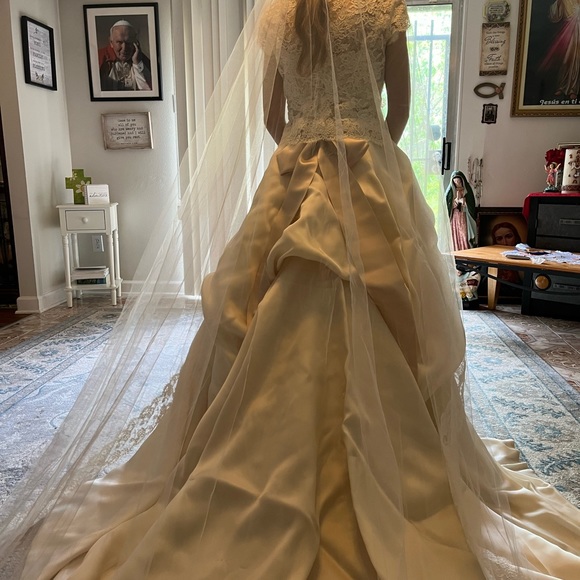 Monique Lhuillier dress, 4 pieces, skirt, shirt, lace top and bow. - Picture 3 of 3